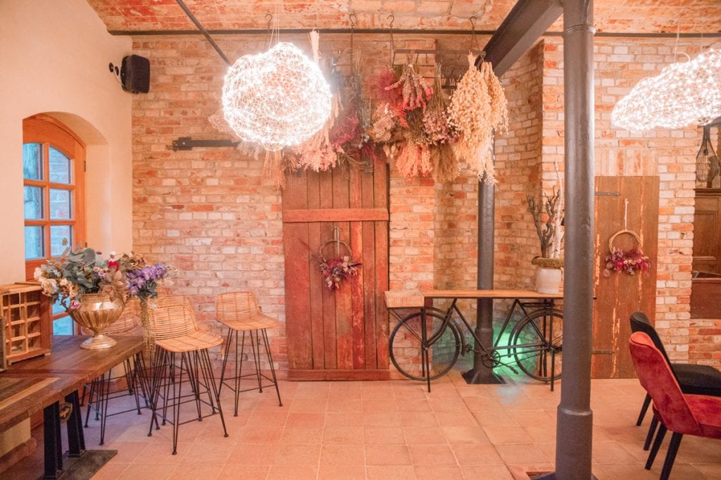 Gemütlicher Innenraum mit rustikalem Flair und Dekoration aus Trockenblumen bei Gut Leben Berlin.