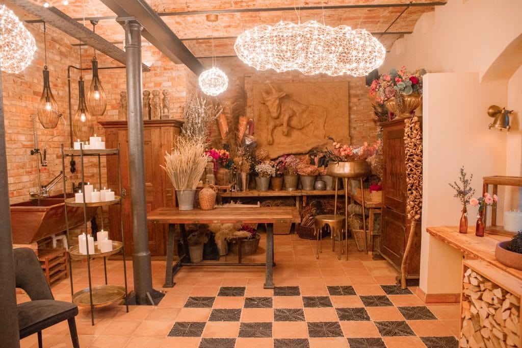 Gemütlicher Raum mit natürlichen Dekorationen, Kerzen und warmem Licht für gesundes Leben.