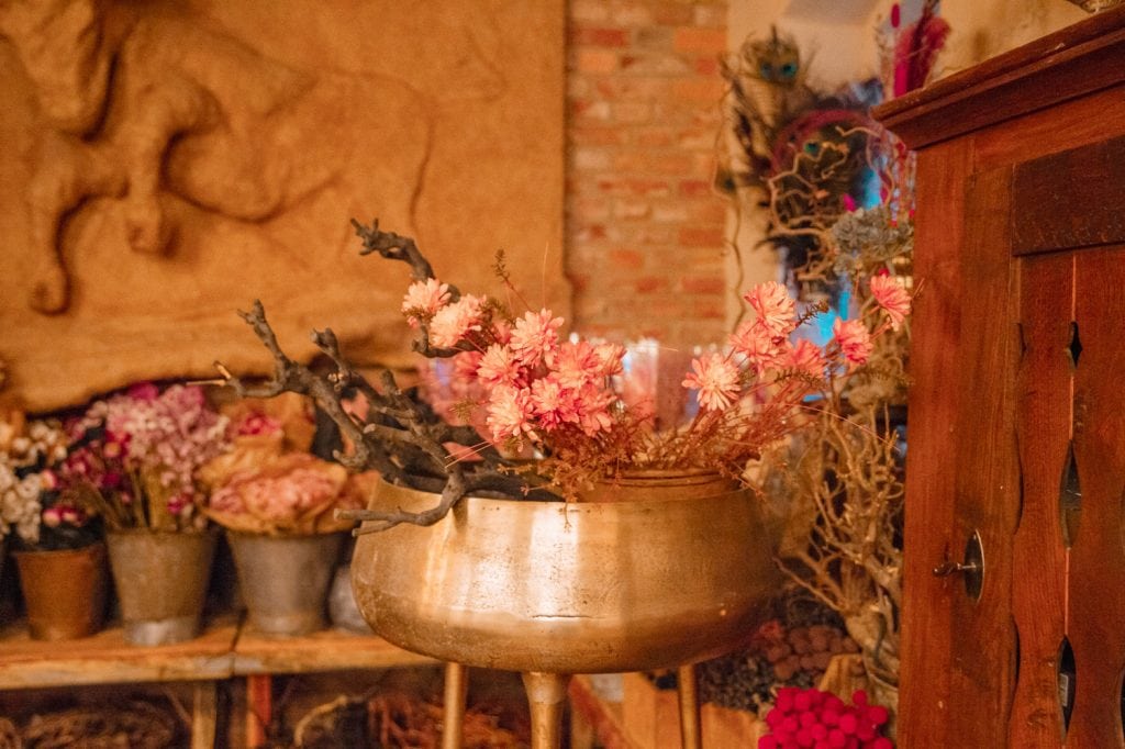 Rustikale Blumenarrangements in einem warmen Ambiente bei Gut Leben Berlin.