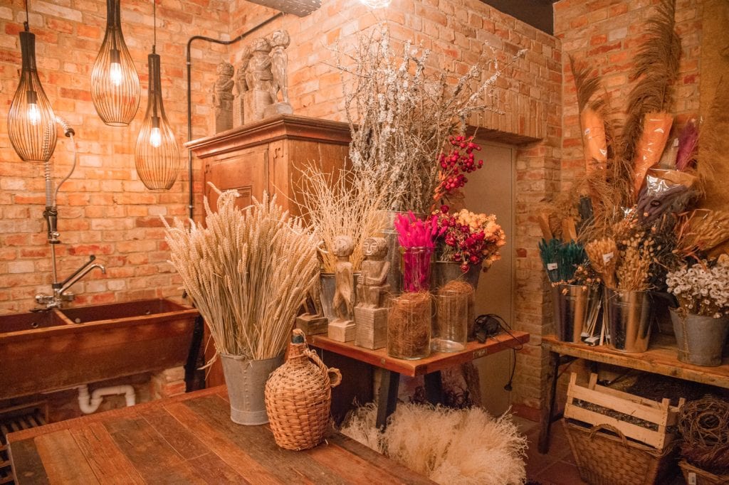 Blumen- und Pflanzendeko im Vintage-Stil mit rustikaler Atmosphäre.