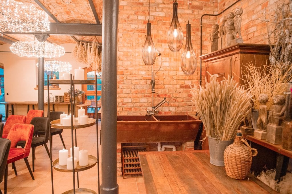 Gemütliches Interior mit rustikalem Charme, warmem Licht und Naturdeko für entspanntes Wohlfühlen.