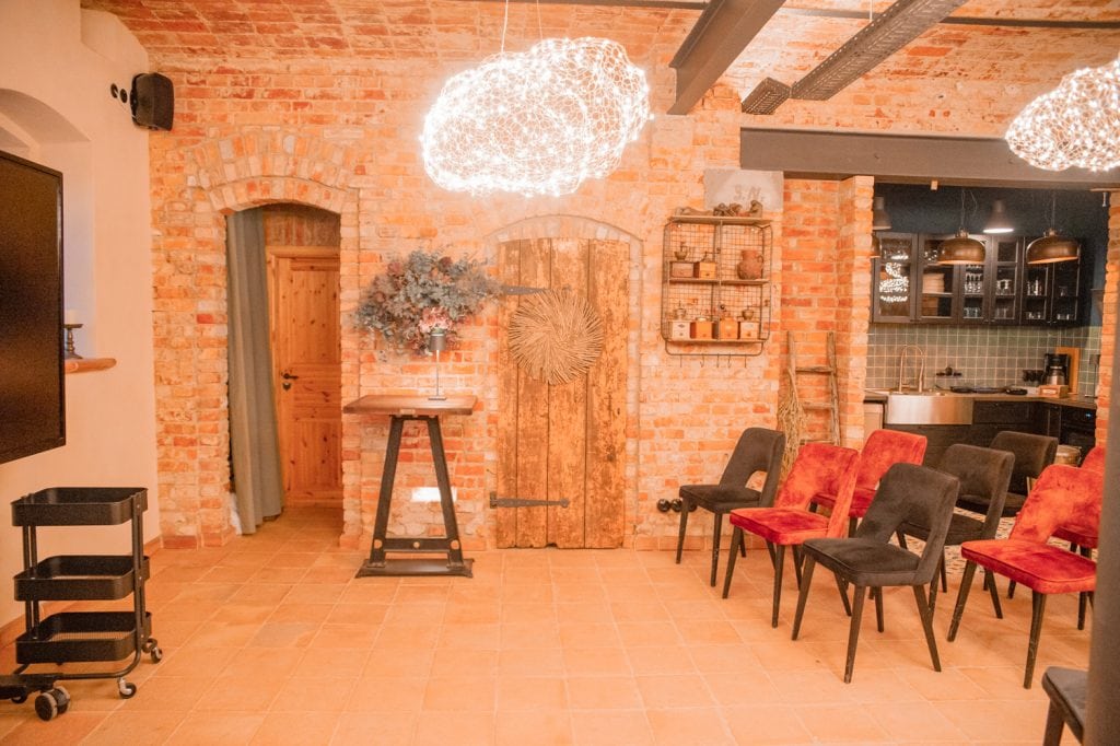 Ruhige ruhige gemütliche Lounge mit Backsteinwänden und moderner Beleuchtung.