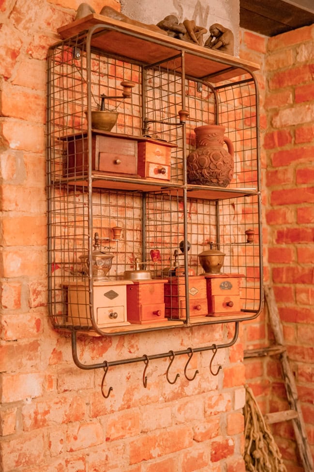 Alte Emaille-Büchsen und Puppen im rustikalen Vintage-Stil.