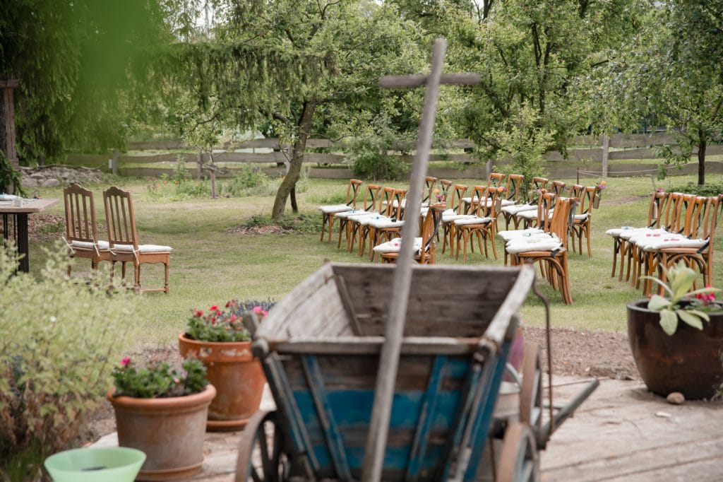 Gem&uuml;tlicher Garten mit Veranstaltungsbereich bei Gut Leben Berlin.