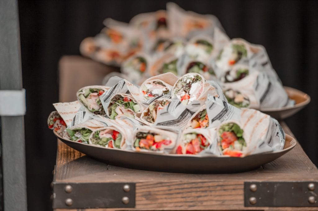 Frische Wraps mit Gemüse und Hähnchen, perfekt für gesunden Genuss.