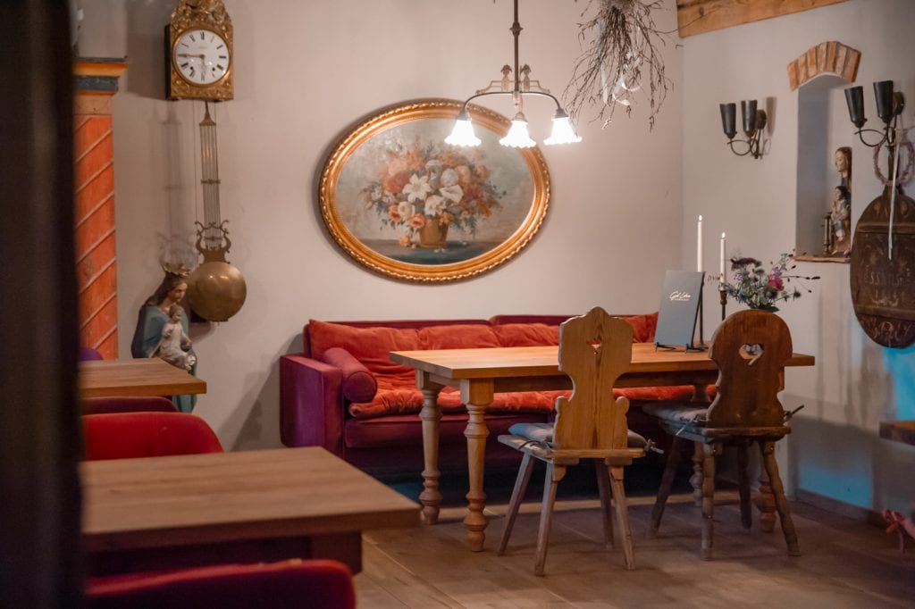 Gem&uuml;tliches Wohnzimmer mit antikem Charme, stilvoller Dekoration und gem&uuml;tlicher Atmosph&auml;re.