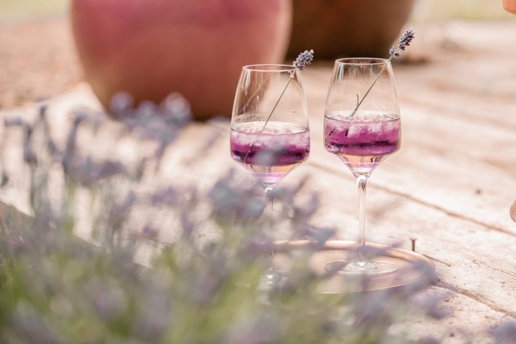 Erwachsenen-Getränke mit Lavendel im Glas, entspannende Atmosphäre, natürliche Gesundheit.