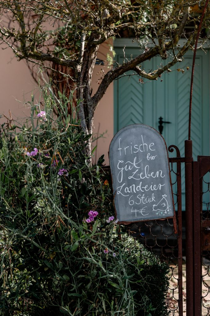 Frische Bio-Landwirtssprodukte, Gemüse und Fleisch, nachhaltige Ernährung, gut leben.