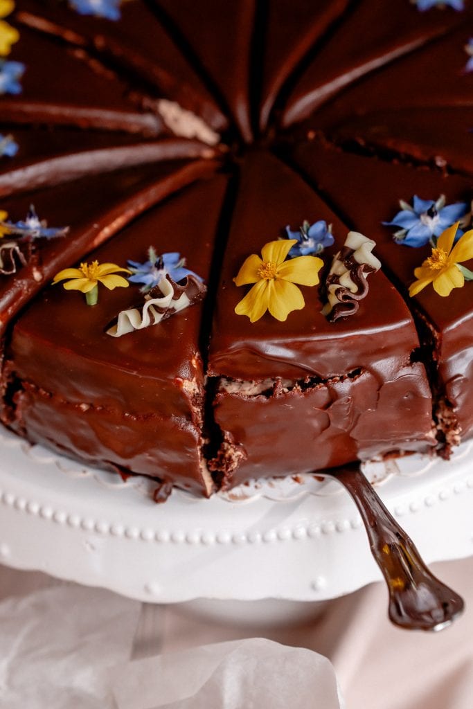 Süßer Schokoladenkuchen mit dekorativen Blumen, perfekt für besondere Anlässe.
