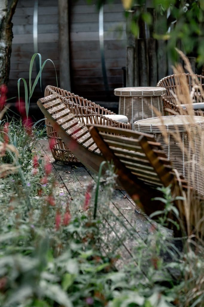 Gemütliche Gartenmöbel aus Rattan für Entspannung im Grünen.
