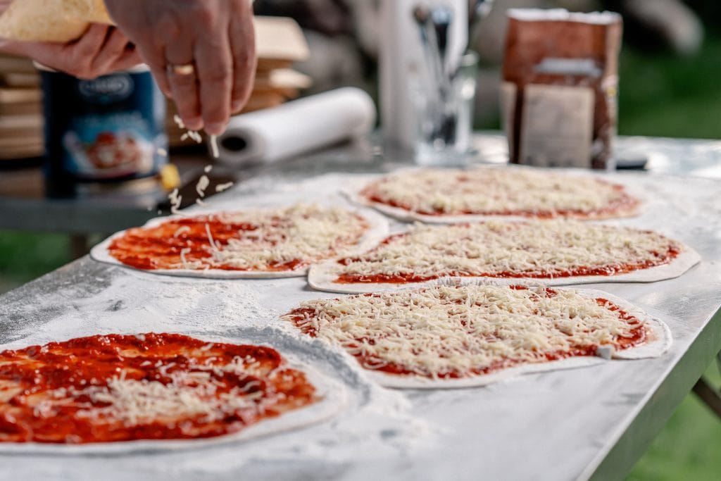 Knoblauch Pizza mit K&auml;se und Tomatenso&szlig;e, frisch im Freien zubereitet.