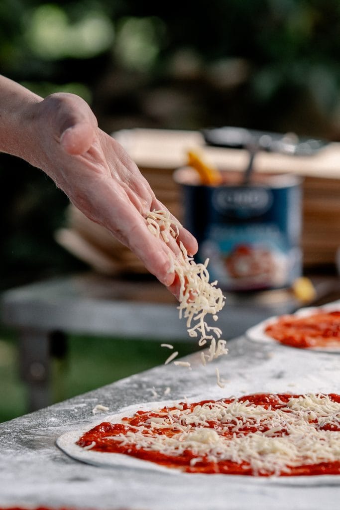 Frische Pasta wird mit K&auml;se bestreut f&uuml;r eine gesunde Ern&auml;hrung und kulinarisches Erlebnis.
