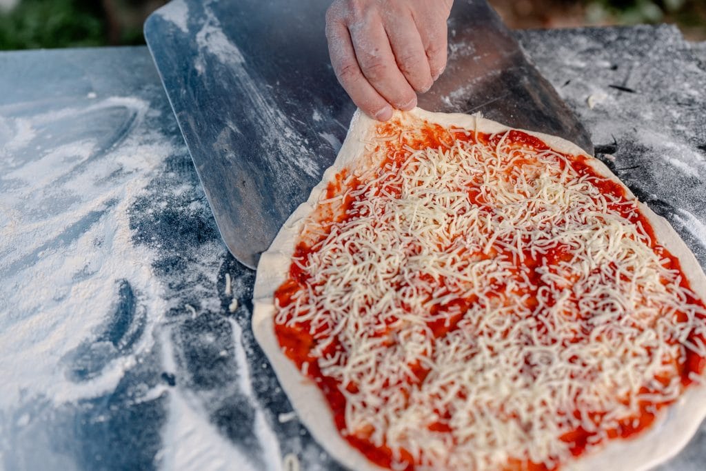 Frischer Pizzateig mit Tomatensauce und K&auml;se f&uuml;r gesunde Ern&auml;hrung und Wohlbefinden.
