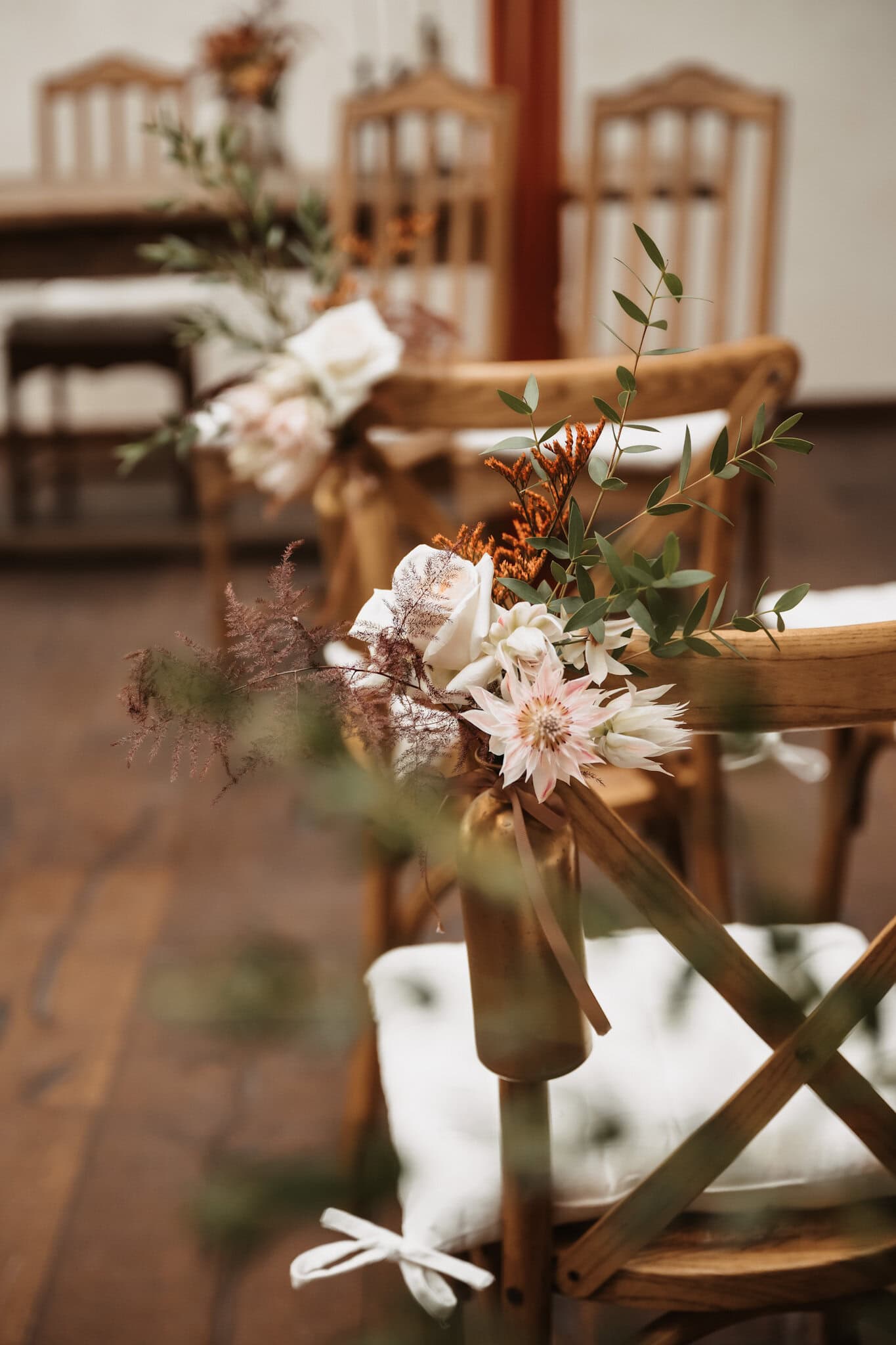 Blumen Dekoration an Stühle für Event, Hochzeit oder Feier in natürlichem Ambiente.