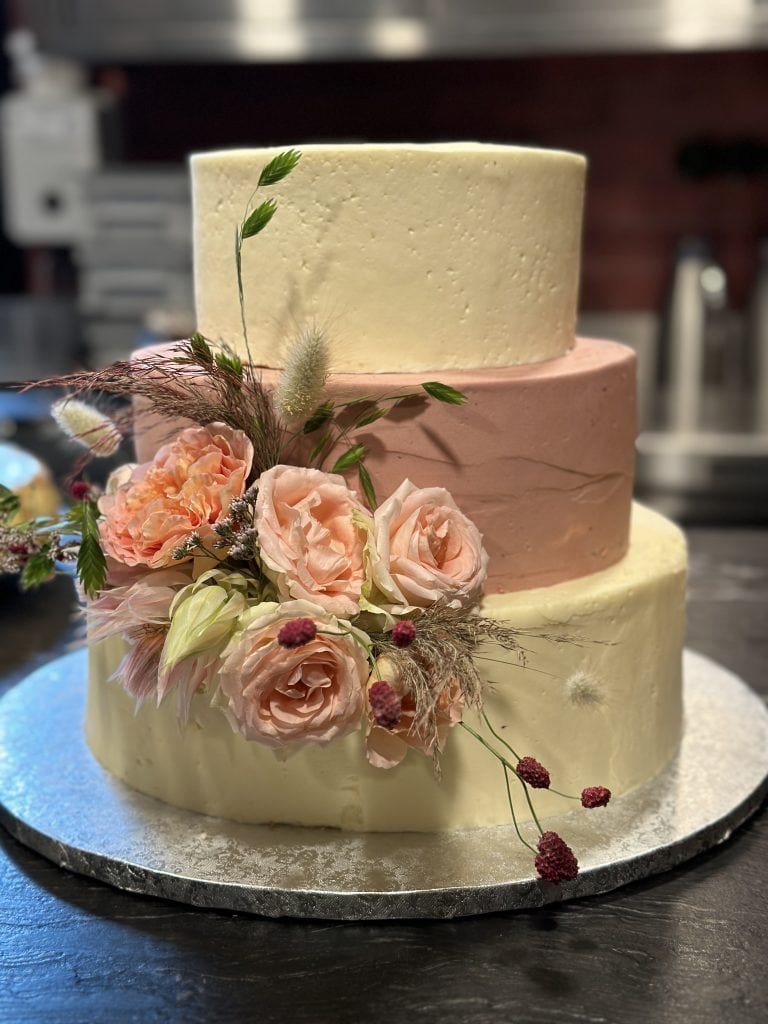 Frühstückstorte mit Blumen, symbolisiert Gesundheit und Lebensfreude bei Gut Leben Berlin.