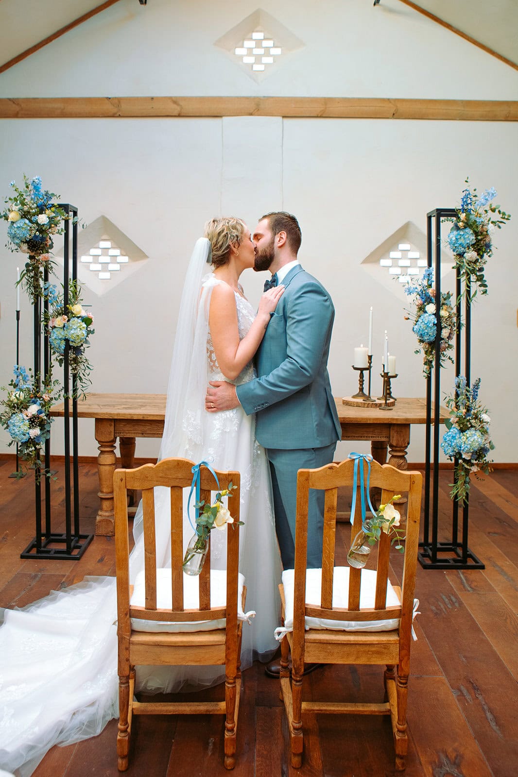 Trauung im rustikalen Stil mit Blumenarrangements in Blau und Weiß.