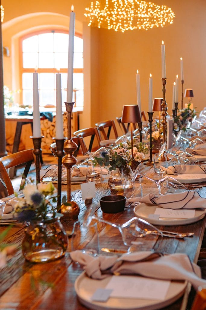 Eleganter festlicher Tisch mit Kerzen und Blumen für besondere Anlässe in Berlin.