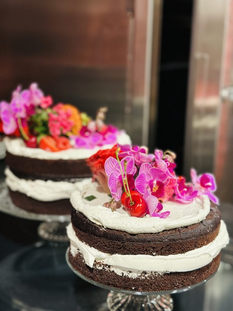 Frischer Schokoladenkuchen mit Blumen- und Beeren-Dekoration für gesundes Lebensstil.