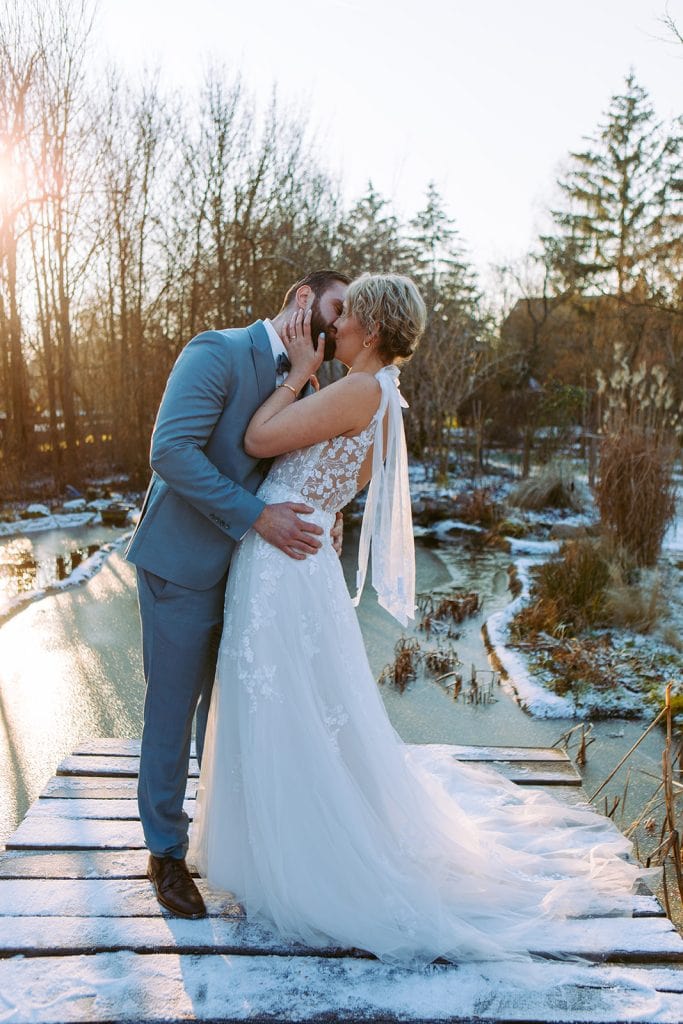 Romantisches Hochzeitsfoto von einem Paar im Winter am Bio-Garten Gut Leben Berlin.