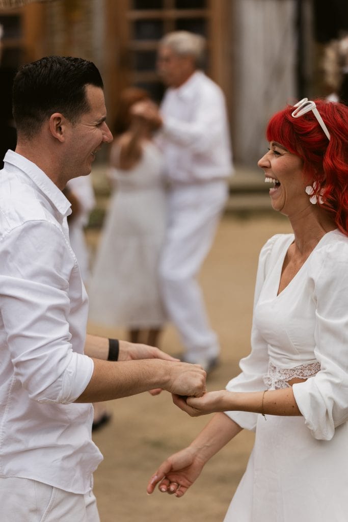 Fr&ouml;hliche Menschen beim Tanzen im rustikalen Ambiente, Genuss und Lebensfreude.