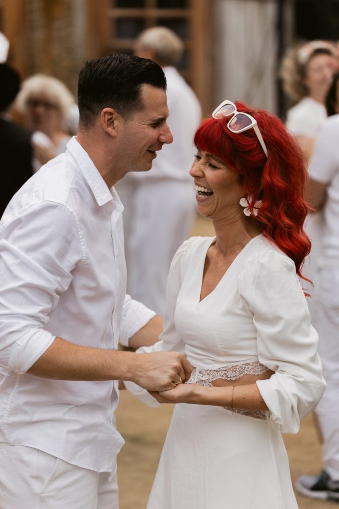 1. Fr&ouml;hliches Paar tanzt beim Gut Leben Event in Berlin, Freude und Gemeinschaft erleben.