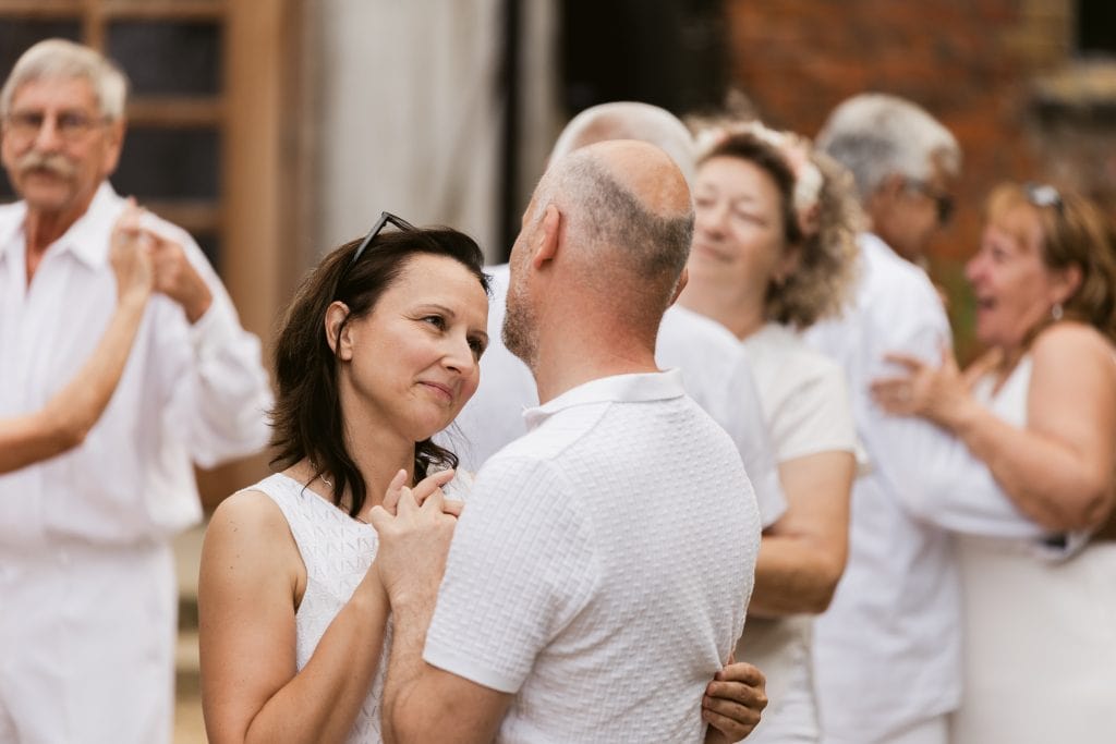 Lebendiges Tanzpaar bei dem Gut Leben Event in Berlin, idyllisches Stadt- und Gemeinschaftsgefühl, besondere Atmosphäre, Freude und Zusammenhalt.