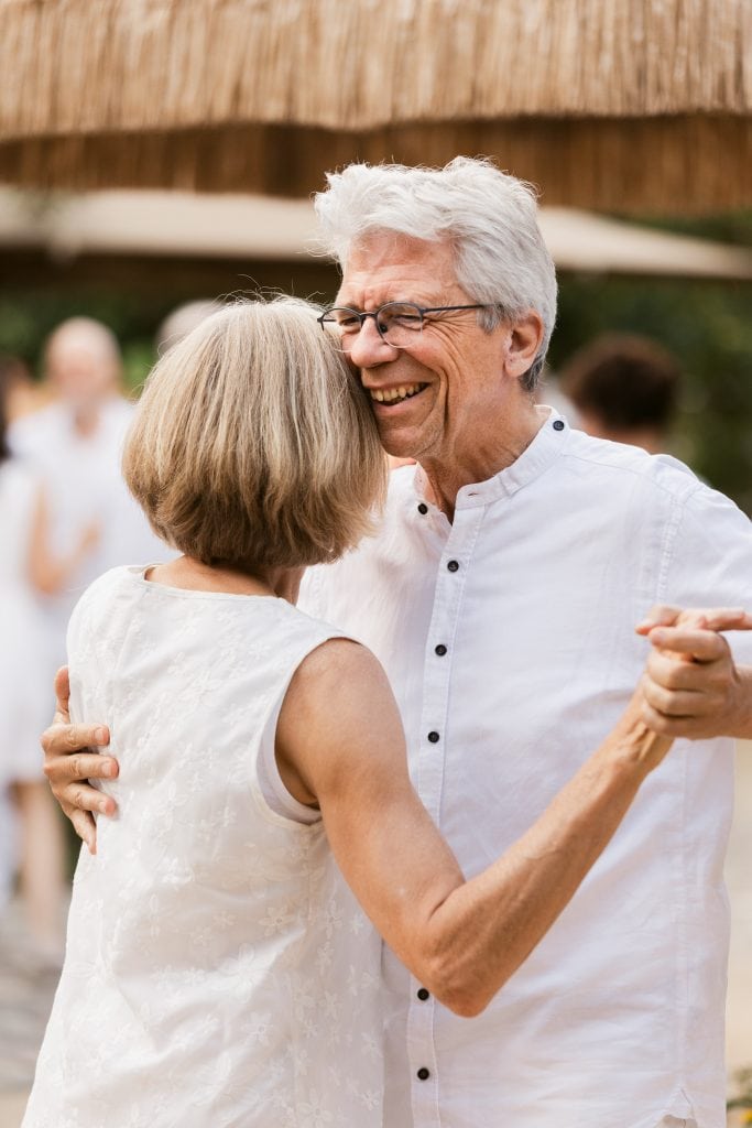 Entspannendes Altersdancing im Grünen für ein gesünderes Leben.