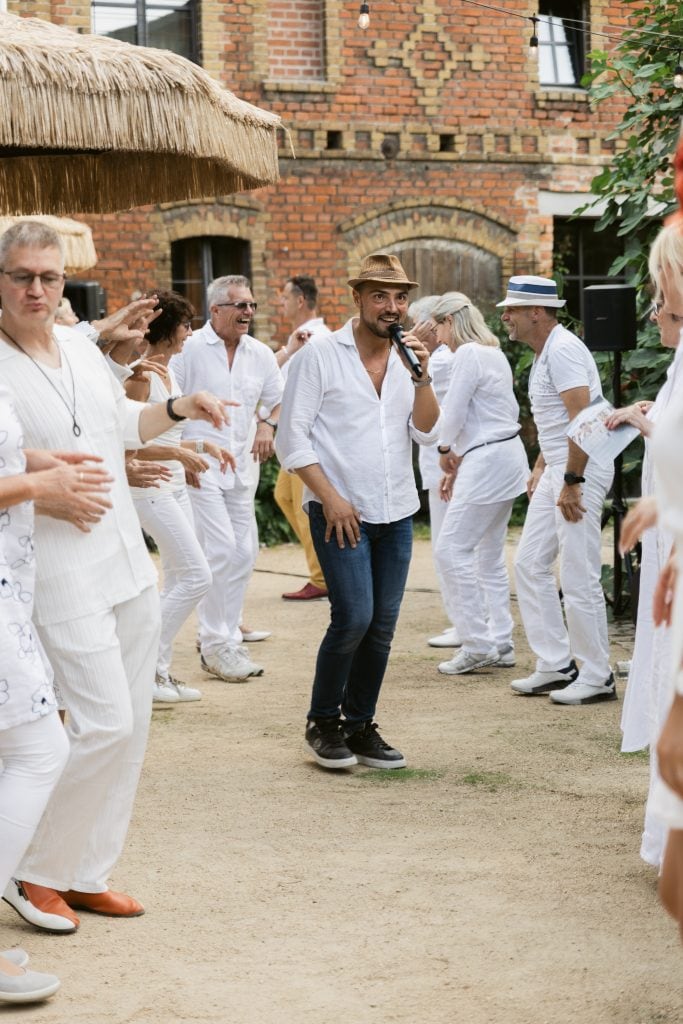 Lebensfreude bei einem Gartenfest mit sch&ouml;ner Atmosph&auml;re in Berlin.