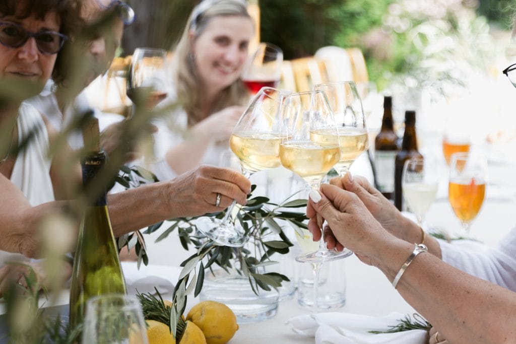 Erfrischendes Weinpicknick im Garten bei gutem Wetter und entspannter Atmosphäre.