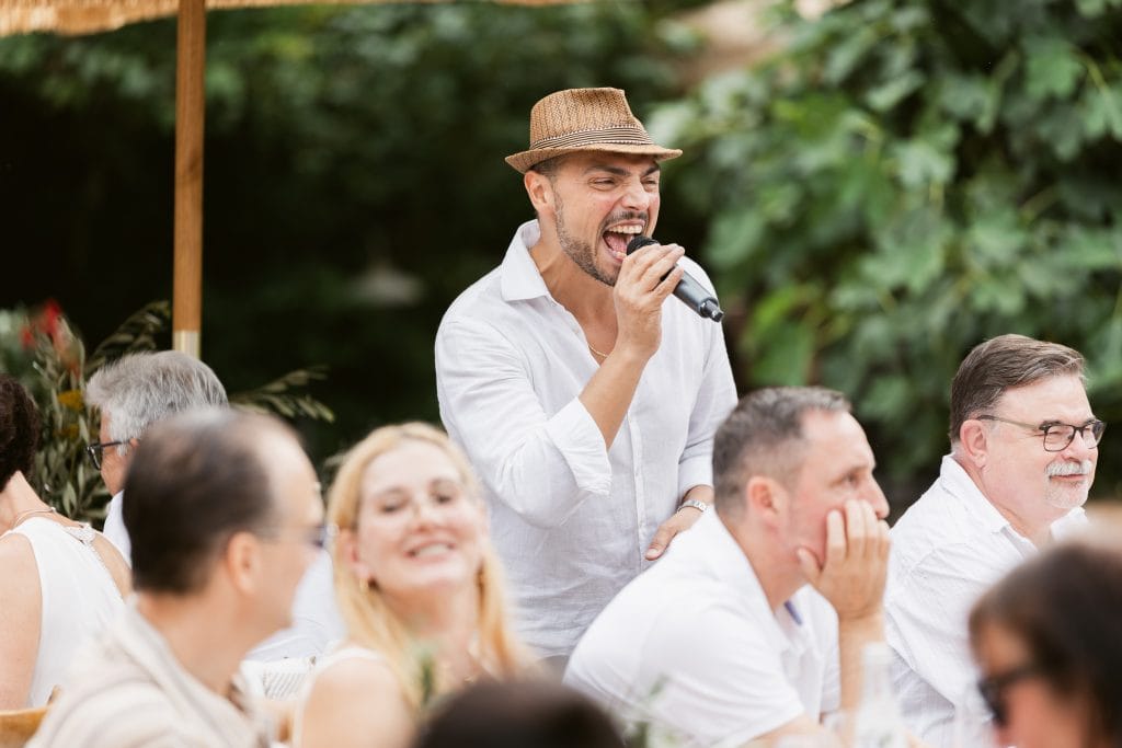 Lebendige Veranstaltung im Grünen mit begeistertem Redner, gemeinsames Essen und guter Stimmung.