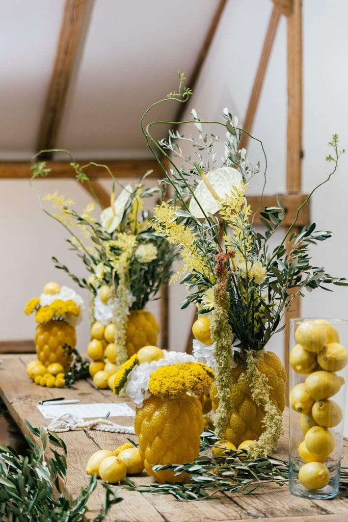 Frühlingblumen und Zitronenarrangements für vitales Wohlbefinden und gesunde Ernährung.