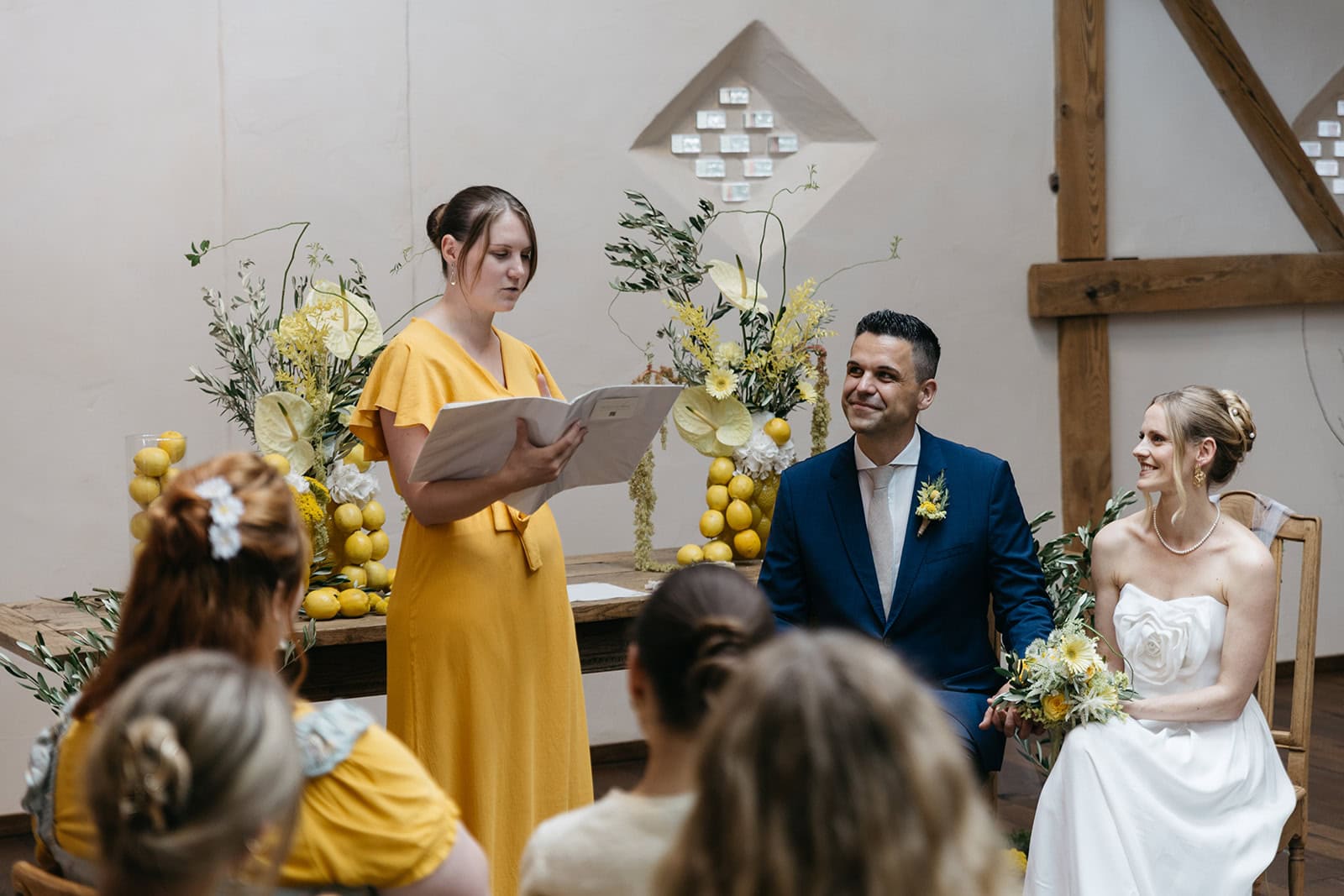 Frühling Hochzeit Zeremonie mit Blumen in Berlin, Gut Leben ROI, elegante Trauung in rustikalem Ambiente.