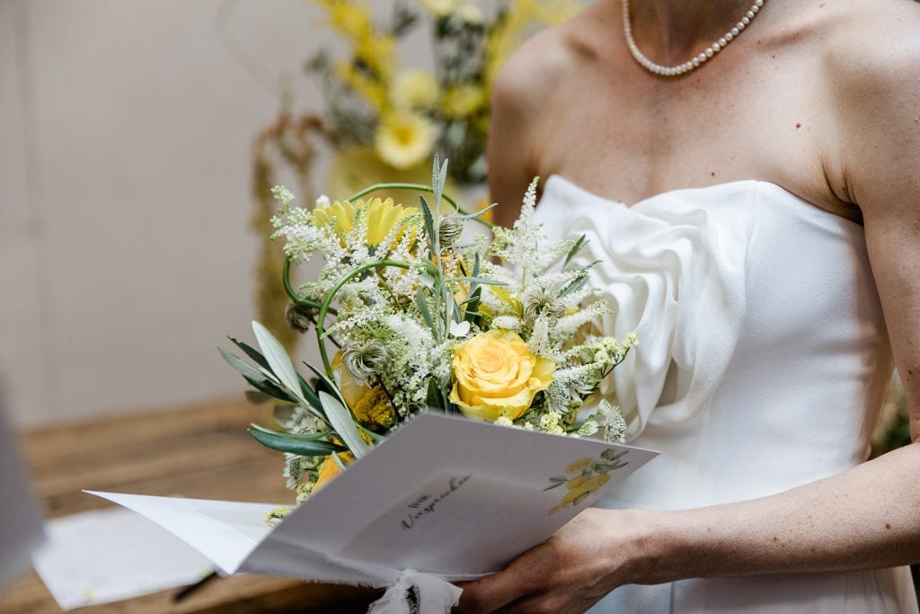 Blumenstrauß mit Gelb-Weißen Blumen bei Hochzeitsfeier, natürlich und elegant.