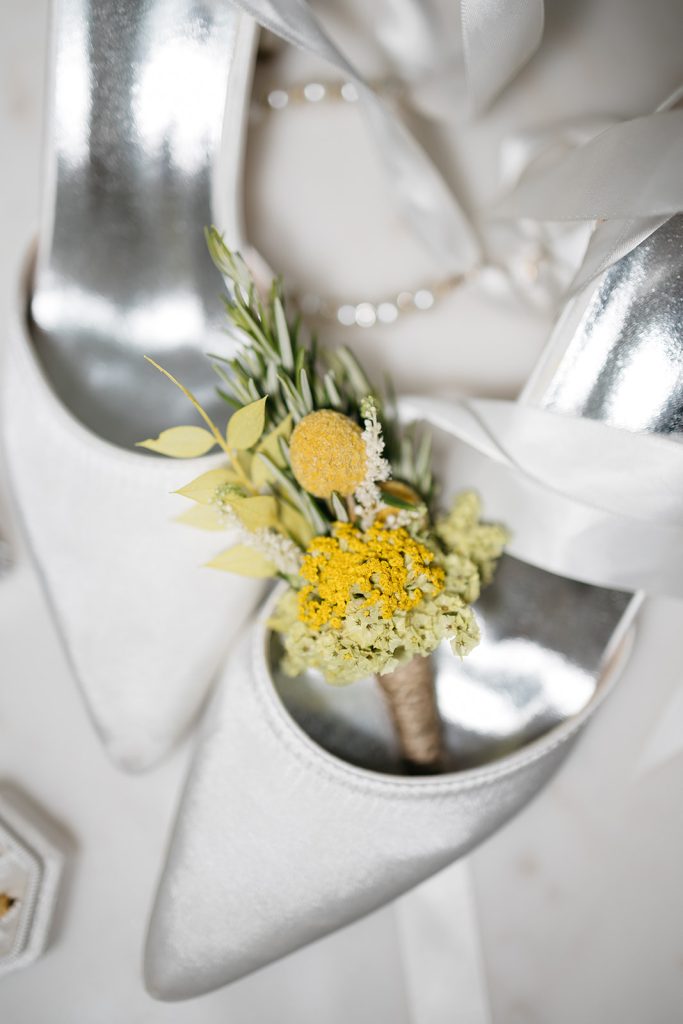 Frühstücksblumenstrauß in silberner Geschenkbox, elegant und stilvoll.