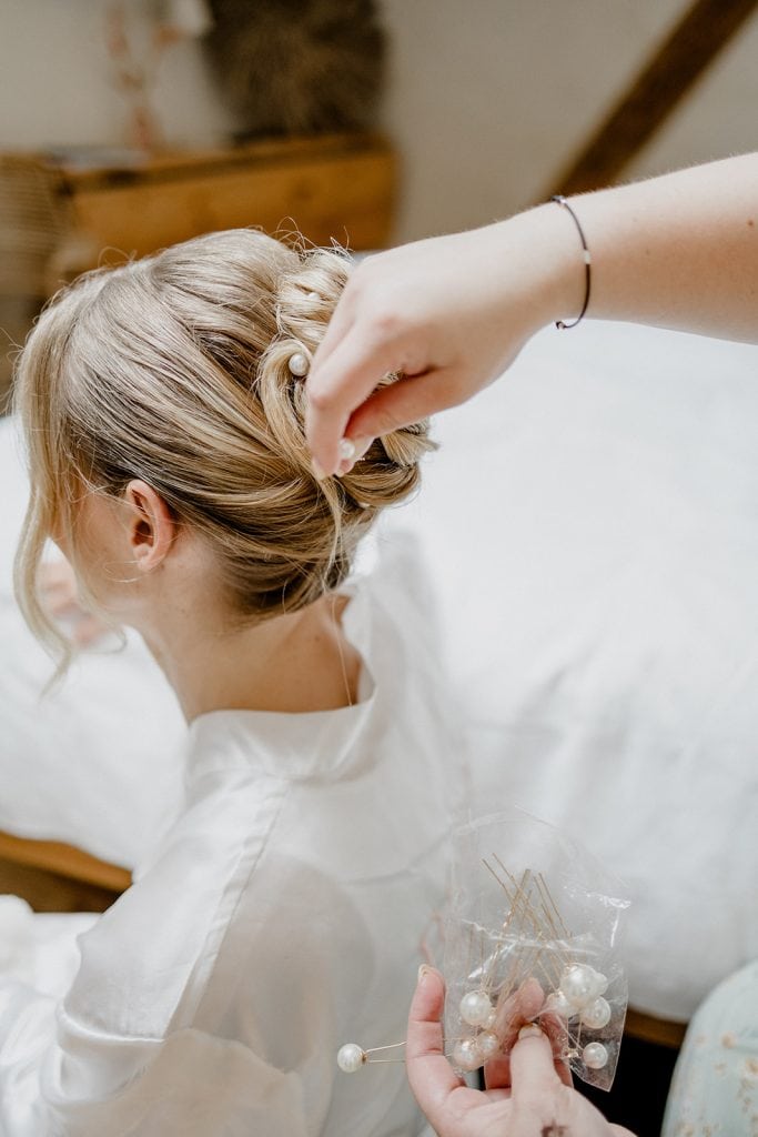 Elegante Hochzeitsfrisur für natürliche Schönheit und stilvolle Brautlook.