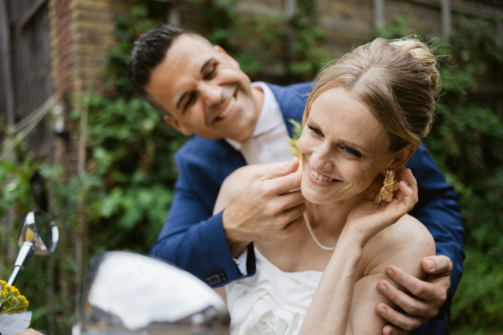 Fr&ouml;hliches Paar bei einer Gartenhochzeit, Gl&uuml;ck und Liebe im Freien st&auml;rken das Wohlbefinden.