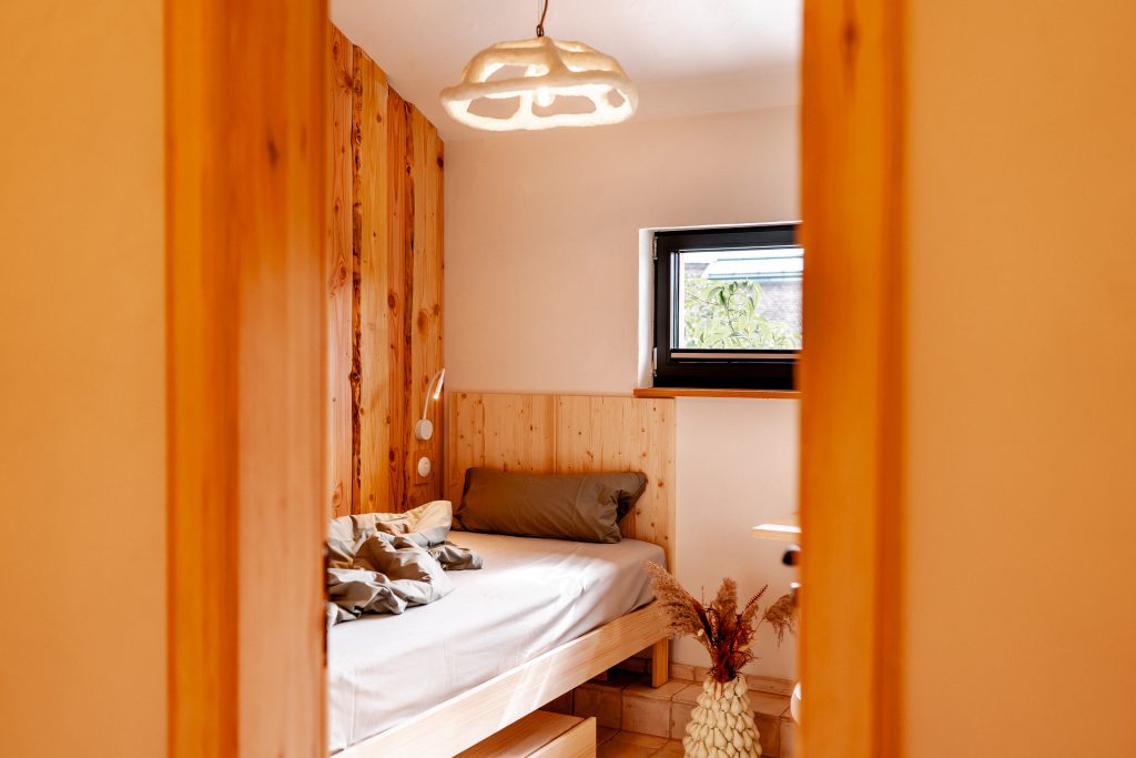 Gem&uuml;tliches Schlafzimmer in Naturholz-Design bei Gut Leben Berlin. Komfort und Entspannung garantiert.