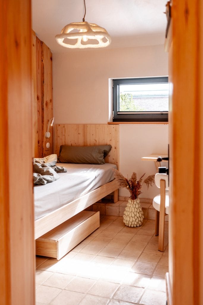 Gem&uuml;tliches Holzbett, nachhaltiges Design, ruhiges Schlafzimmer, Naturfarben, modernes Wohnen, Bio-Leben, Ruheoase, nachhaltige Einrichtung, Naturn&auml;he, Berlin.