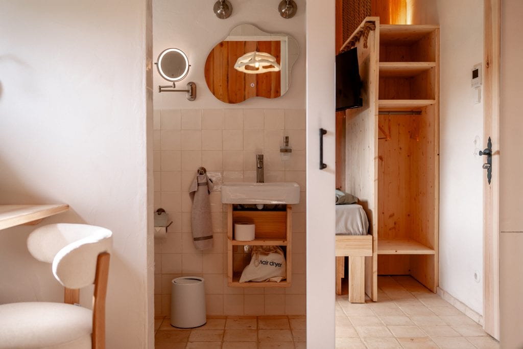 Gem&uuml;tliches, nachhaltiges Tiny House mit naturverbundenem Design, perfekt f&uuml;r umweltbewusste Urlauber.