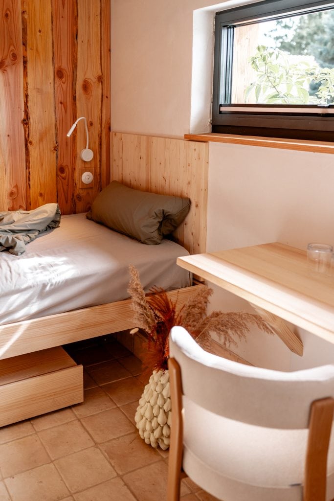 1. Gem&uuml;tliches Schlafzimmer mit Holz-Interieur und nat&uuml;rlichem Licht, ideal f&uuml;r Wohlbefinden.