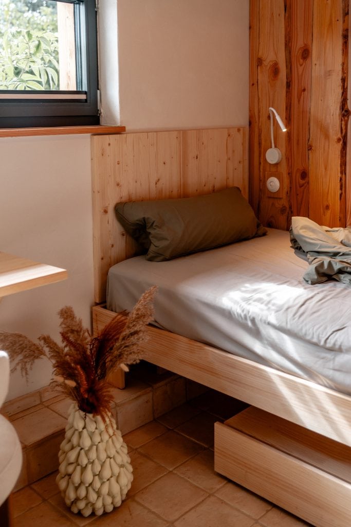 Gem&uuml;tliches Schlafzimmer mit Naturholzm&ouml;beln und angenehmer Atmosph&auml;re.