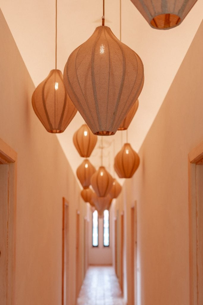 Sanfte Lampenschirme, warme Beleuchtung, gem&uuml;tliches Ambiente in einem modern gestalteten Raum.