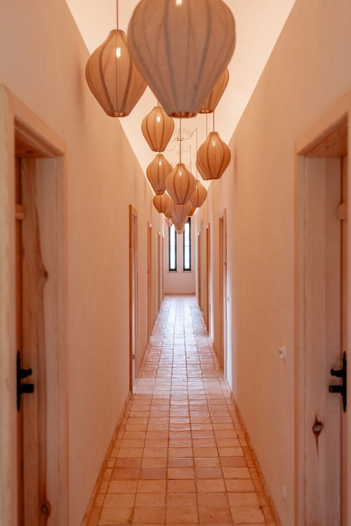 Helle, einladende Flur mit nat&uuml;rlichen Holzt&uuml;ren und warmem Lichtdekor.