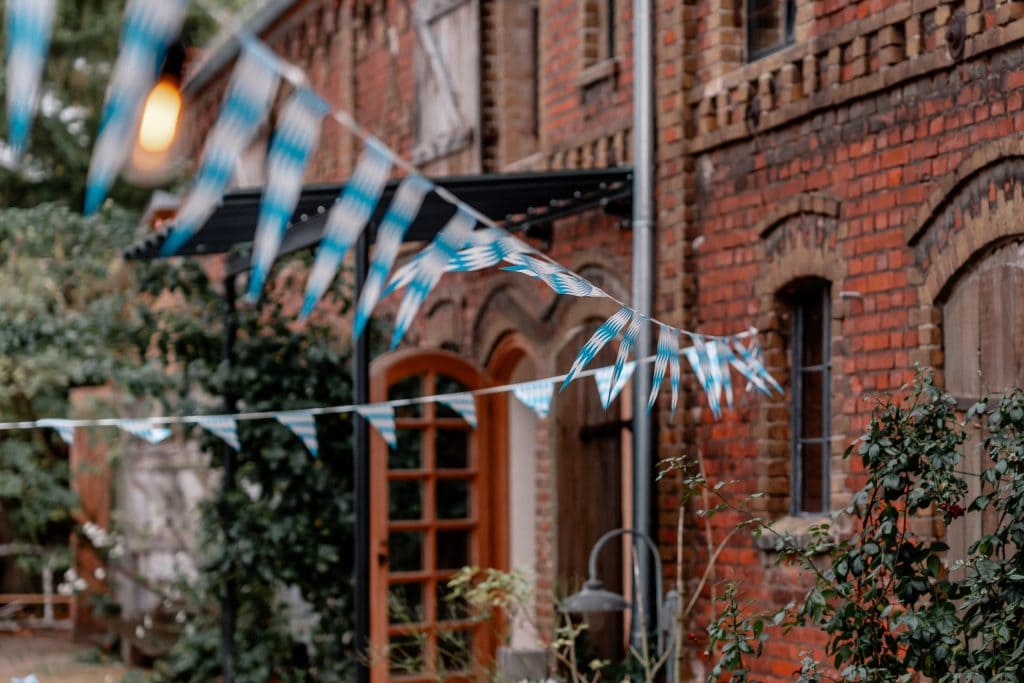 Bayerische Fahnen an einem historischen Backsteingeb&auml;ude, festlich dekoriert for Oktoberfest oder Bayern-Event.