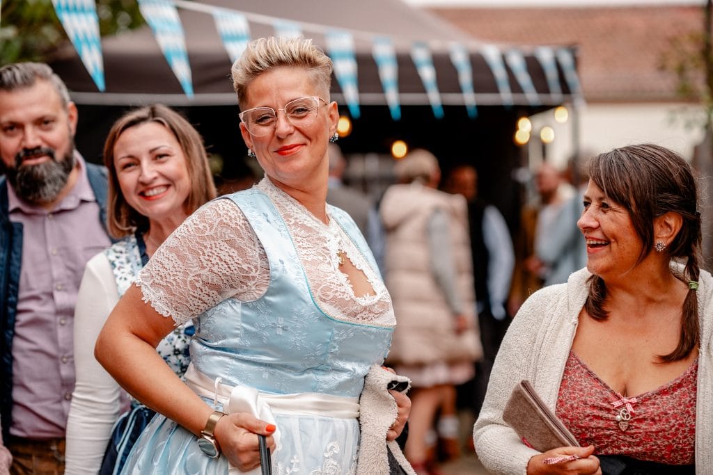 Fr&ouml;hliche Menschen auf dem Gut Leben Fest in Berlin, regionale Events, Gemeinschaft, Kultur.