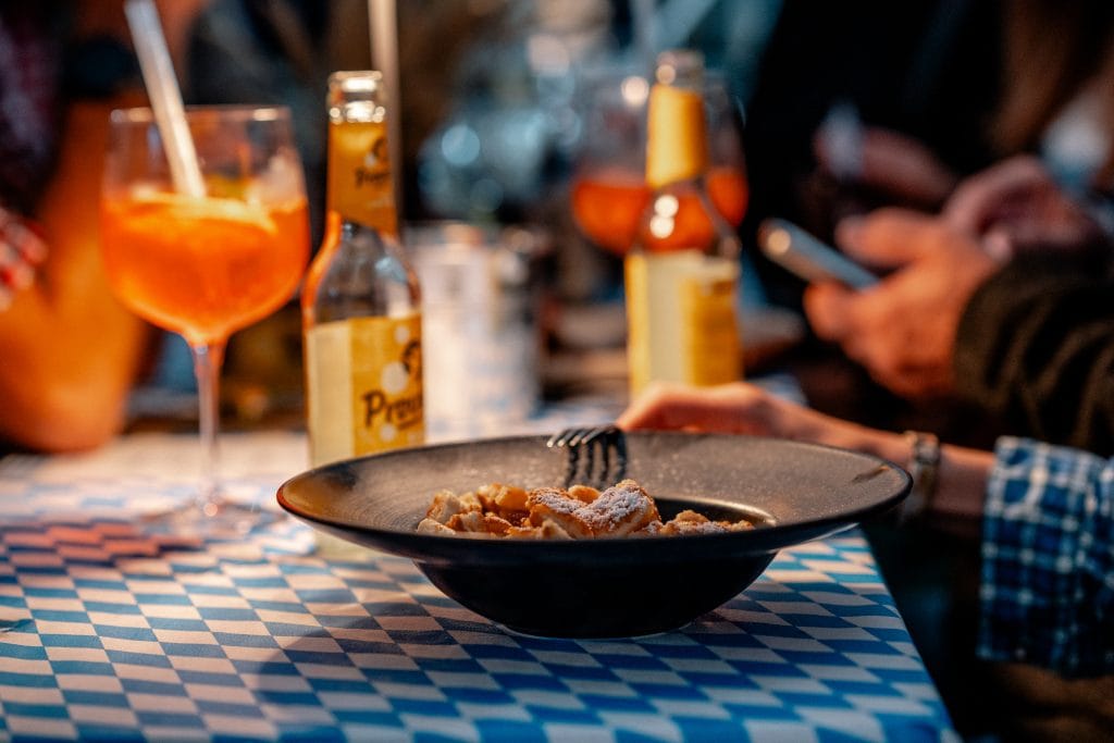Knusprige Brezn und bayerisches Bier auf einem Oktoberfest-Tisch in Berlin.
