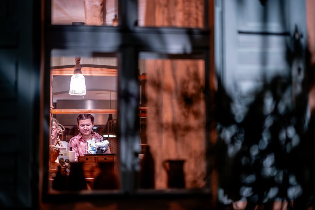 1. Lichtdurchfluteter Blick durch ein Fenster im Restaurant Gut Leben Berlin, gem&uuml;tliche Atmosph&auml;re.