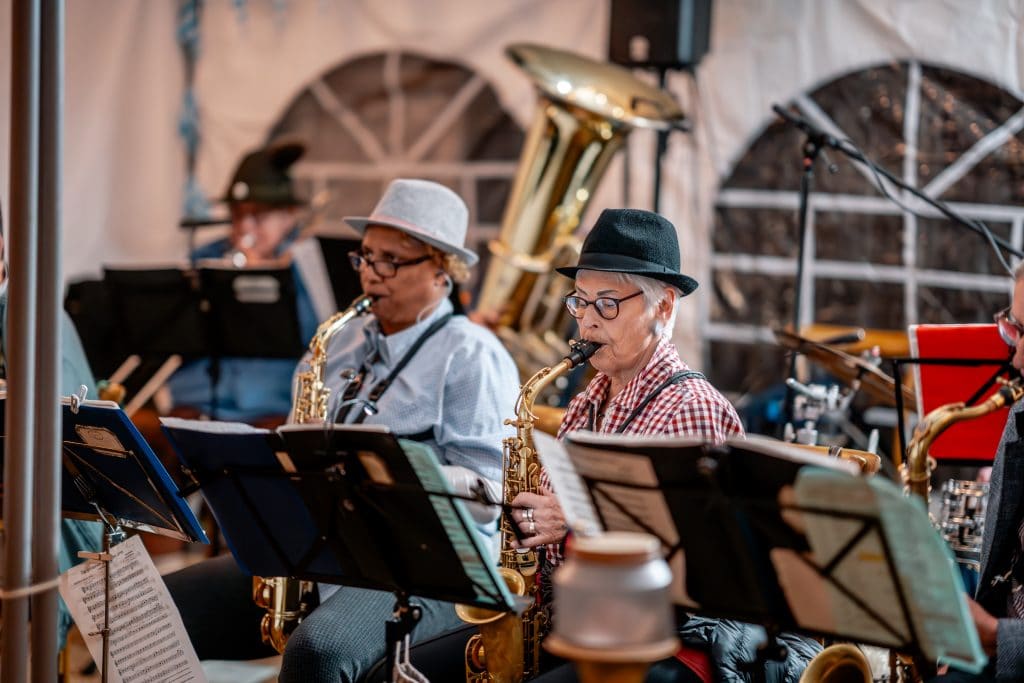 Entspannung beim Jazz mit Saxophonisten im Gut Leben Berlin.
