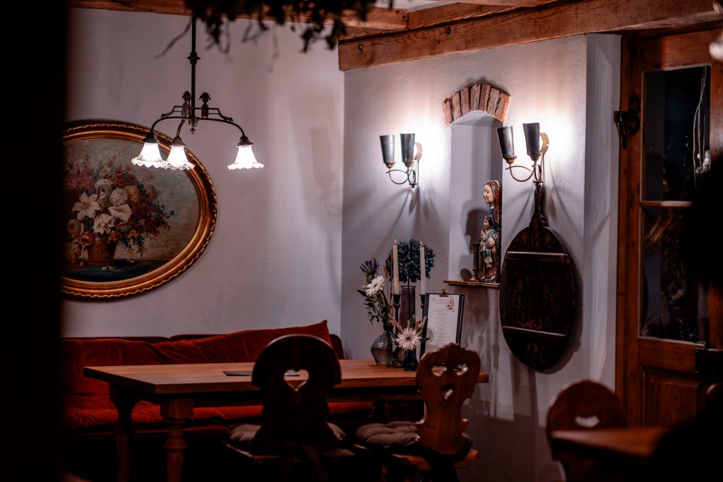 Gemütliche Berlintaverne im rustikalen Landhausstil, perfekt für entspanntes Gut Leben.