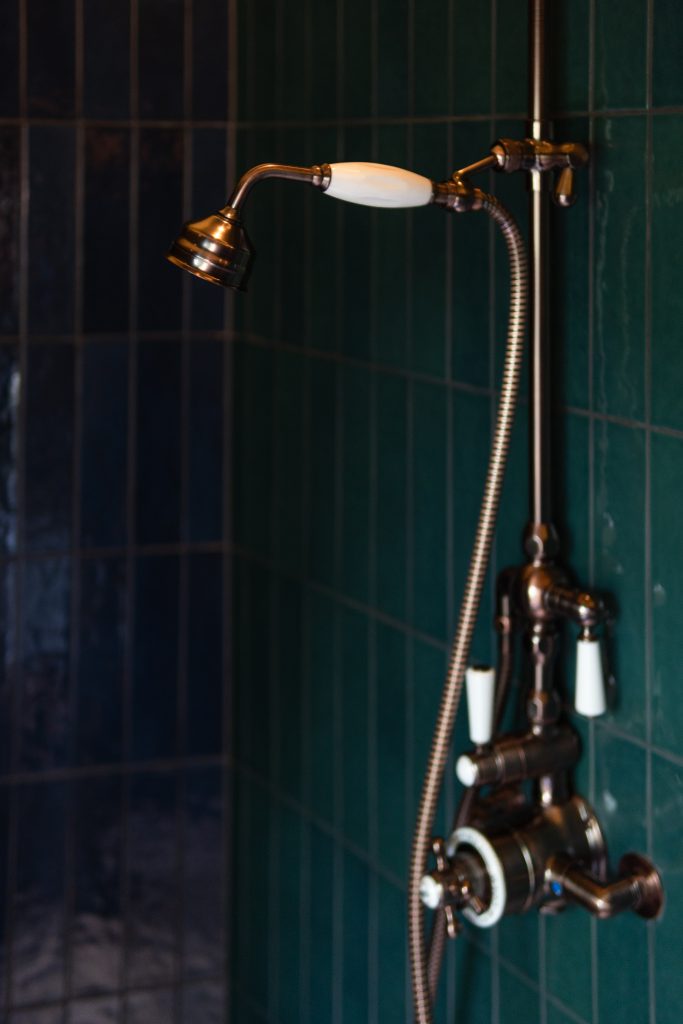 Nachhaltige Wellness-Oase mit moderner Dusche und Naturgesundheit in Berlin.